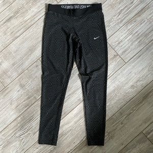 GREAT CONDITION WOMENS NIKE LEGGINGS.